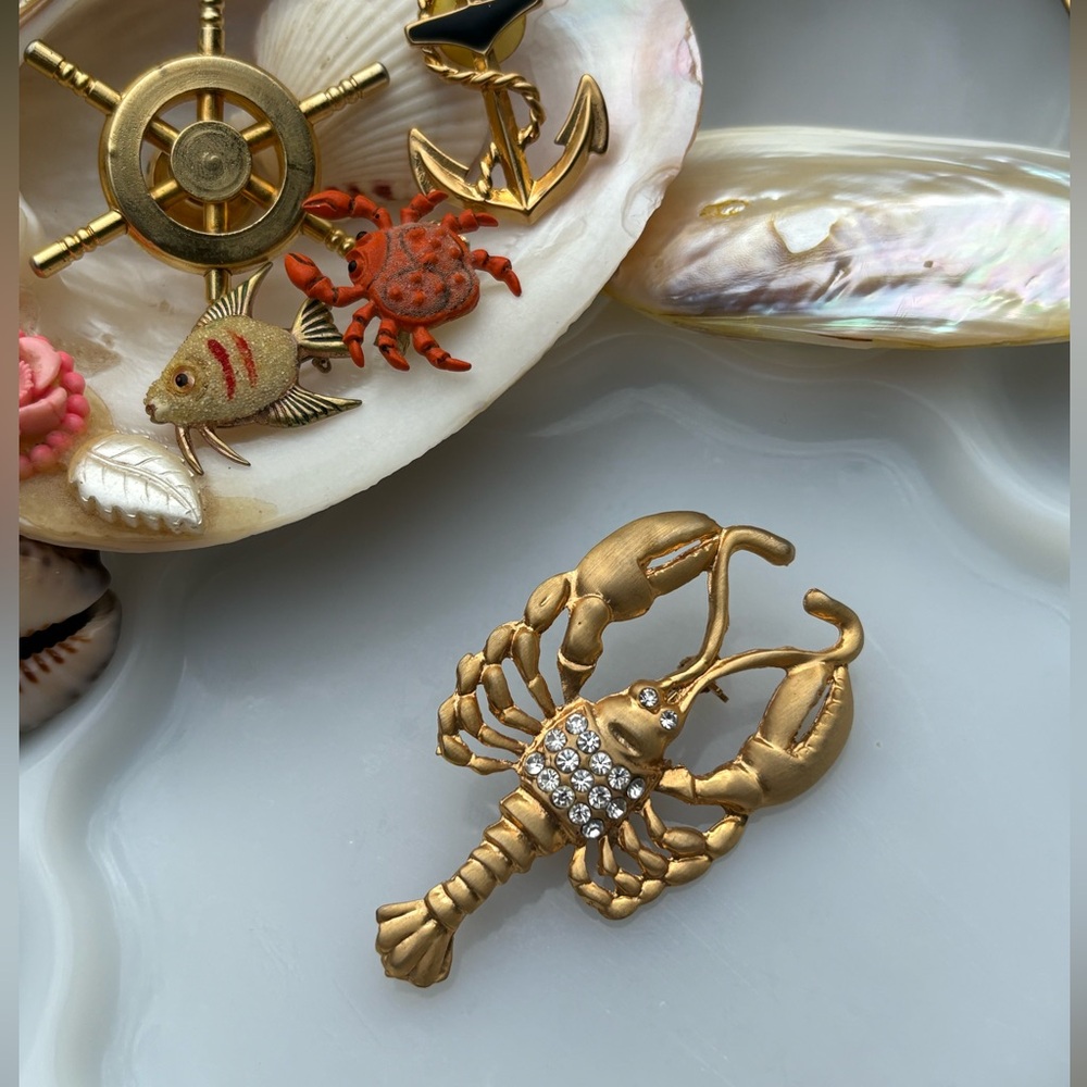•vintage• lobster brooch